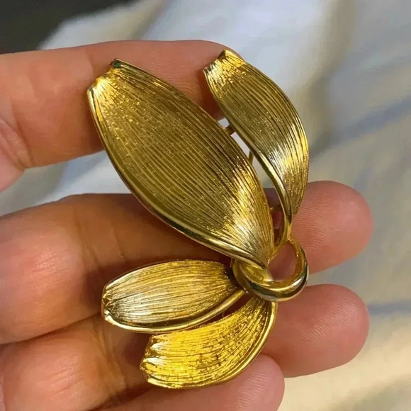 Vintage 1960s gold tone pin /brooch, leaf motif - Picture 8 of 9